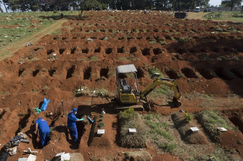 巴西为逝者安葬将公墓三年前遗体挖出